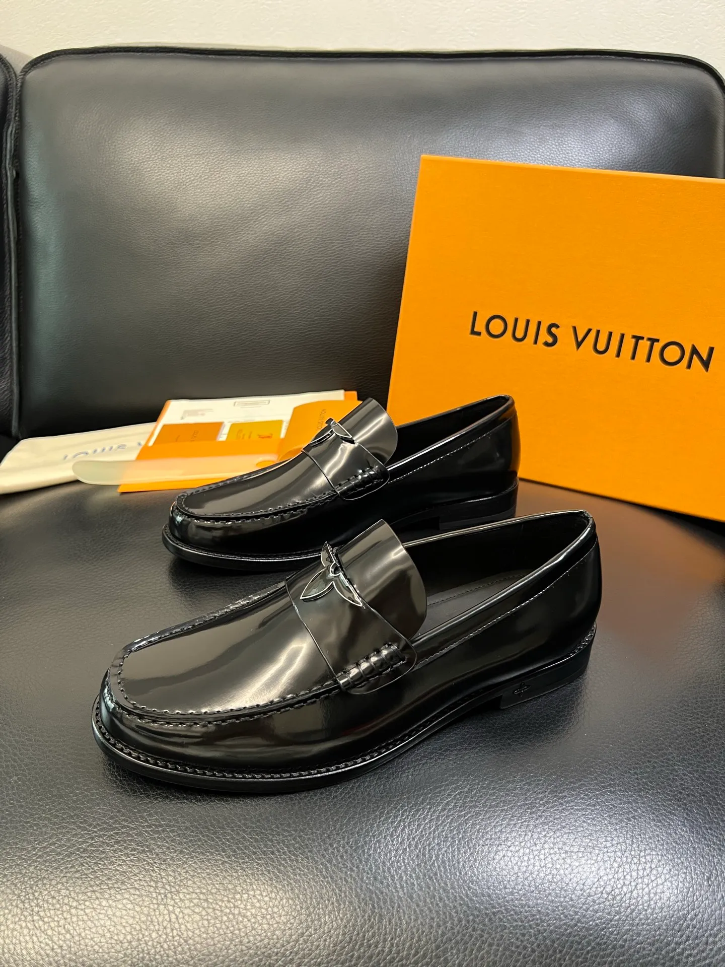 Men's shoes 💰920 Lv high quality top crafts Louis Vuitton leather shoes counter synchronized with original factory configuration, uppers imported from Italy, imported water-dyed cowhide lining, soles: original genuine leather soles specially provided by the original factory, original factory and single goods, welcome to compare, code number 39-44 (customized 38 45 46)